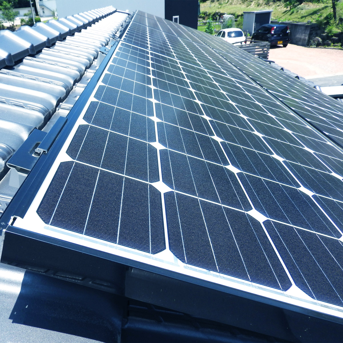住宅の屋根に設置された太陽光パネル