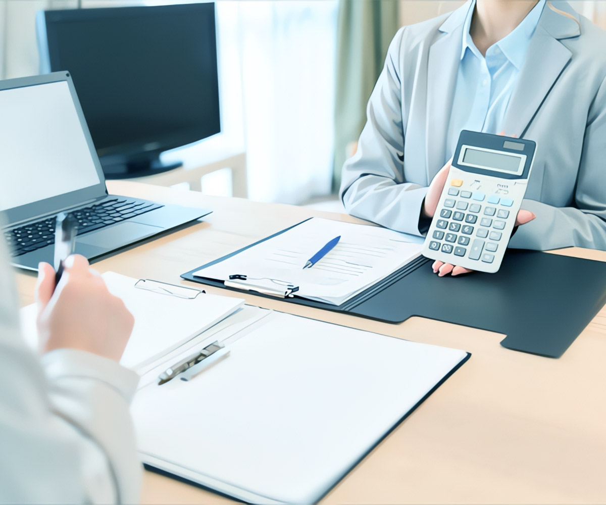 電卓を持つ女性