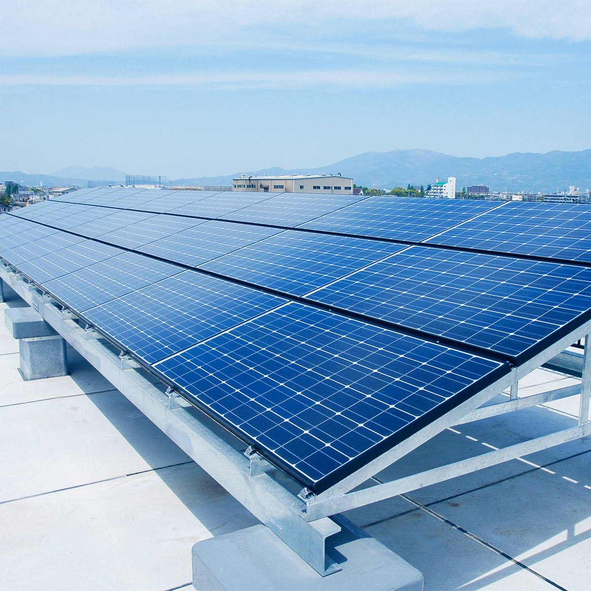 太陽光パネルの設置工事を行う作業員